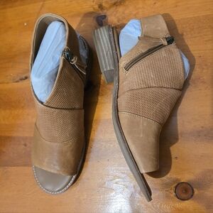 NWB SOFFT Natalia Sandals Block Sandal in Luggage Color (Light Brown) Size 8.5